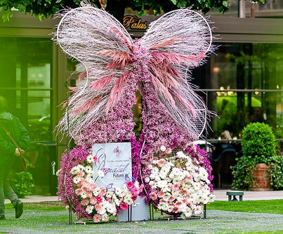 Fluture din flori roz instalatie florala Florall Ada horn_edited.jpg